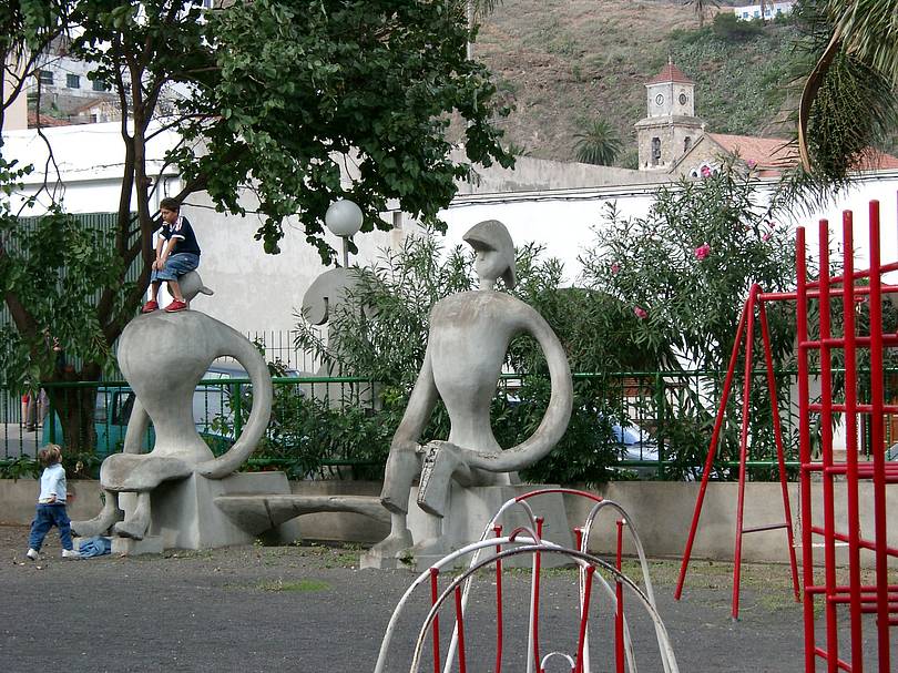 Kinderspielplatz mit Figuren von Csar Manrique